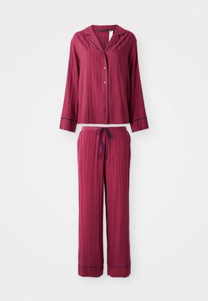 Bordeauxfärgad pyjamasuppsättning med långärmad topp med knäppning och byxor med dragsko. Båda har kontrasterande blåa detaljer och vertikala ränder.