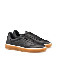 Schwarze Leder-Sneaker mit strukturierten Akzenten, traditioneller Schnürung, einer weißen Midsole und einer Gummilaufsohle für Halt.