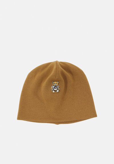 Brązowa dzianinowa czapka typu beanie z małym haftowanym wzorem misia z przodu. Czapka ma zaokrąglony kształt i miękką teksturę.