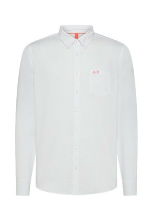 Camicia bianca a maniche lunghe con colletto francese, dotata di taschino a sinistra e un piccolo dettaglio del logo rosso sopra di esso.