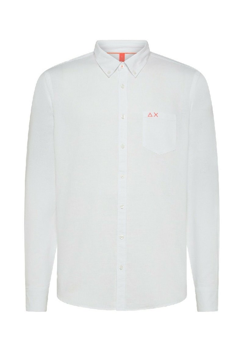 Camicia bianca a maniche lunghe con colletto francese, dotata di taschino a sinistra e un piccolo dettaglio del logo rosso sopra di esso.