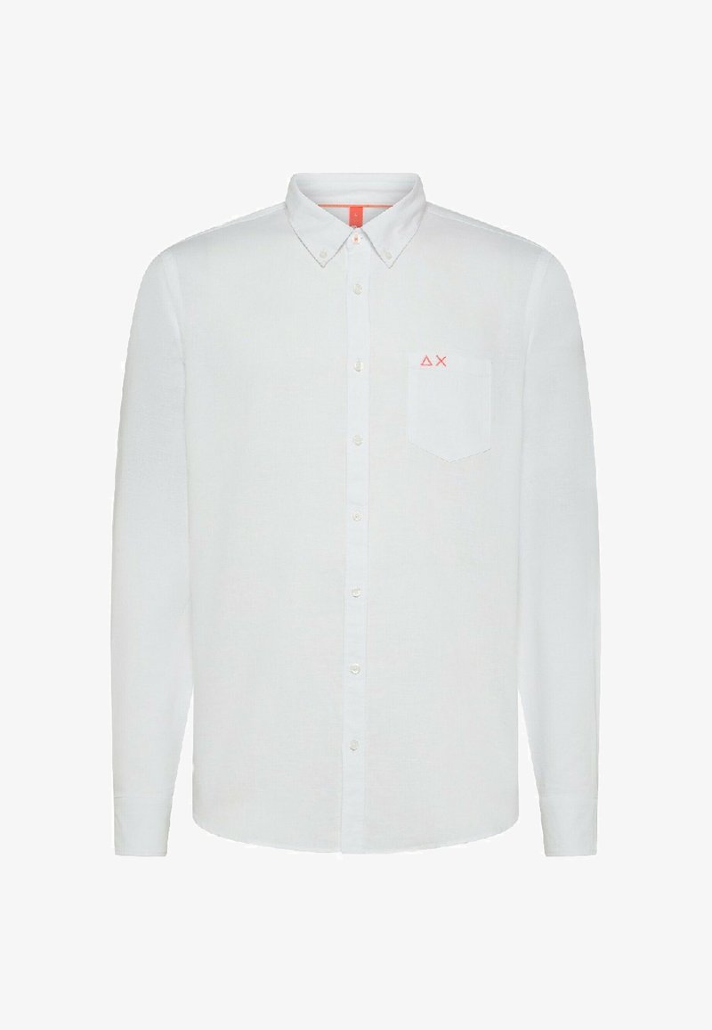 Camicia bianca a maniche lunghe con colletto francese, dotata di taschino a sinistra e un piccolo dettaglio del logo rosso sopra di esso.