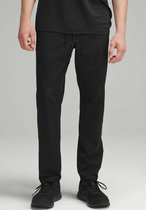 ZEROED IN SLIM-FIT PANT REGULAR - Pantaloni sportivi - black