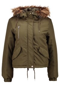 Olivově zelená prošívaná bunda s kapucí z umělé kožešiny, zipové a klopové kapsy, stahovací pas a žebrované manžety. Hladká, matná textura.