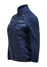 Marineblauwe jas met een gewatteerde voorkant, hoge kraag en gladde mouwen. Voorzien van een ritssluiting en een contrasterend logo op de borst.
