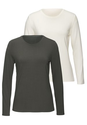 Zwei langärmlige T-Shirts: eines in Dunkelgrün und eines in Creme. Beide haben einen runden Halsausschnitt und eine glatte, weiche Textur.
