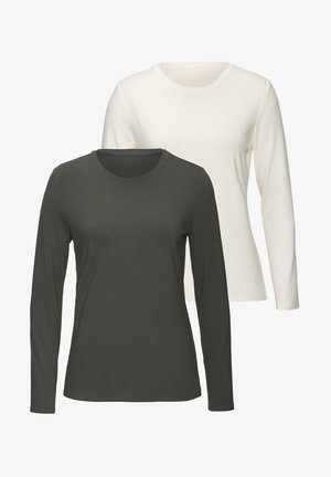 Zwei langärmlige T-Shirts: eines in Dunkelgrün und eines in Creme. Beide haben einen runden Halsausschnitt und eine glatte, weiche Textur.