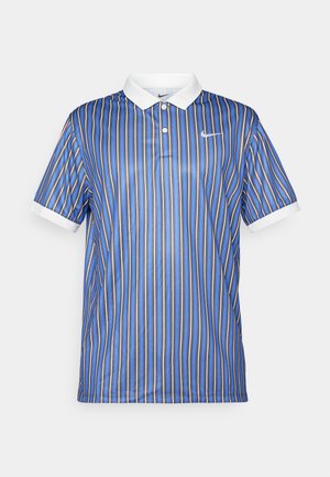 Polo de manga corta a rayas verticales en azul y negro, con cuello blanco, puños blancos, dos botones y el logo de Nike en el pecho.