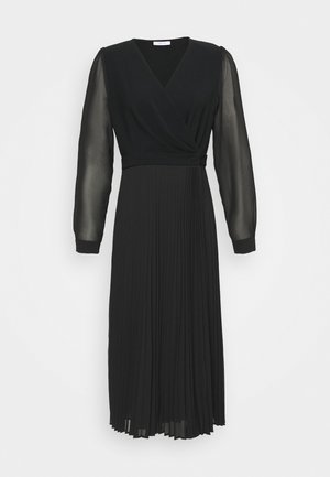 Zwarte wikkeljurk met doorzichtige lange mouwen, geplooide rok en V-halsontwerp. Voorzien van een knoop in de taille voor een aangesloten silhouet.