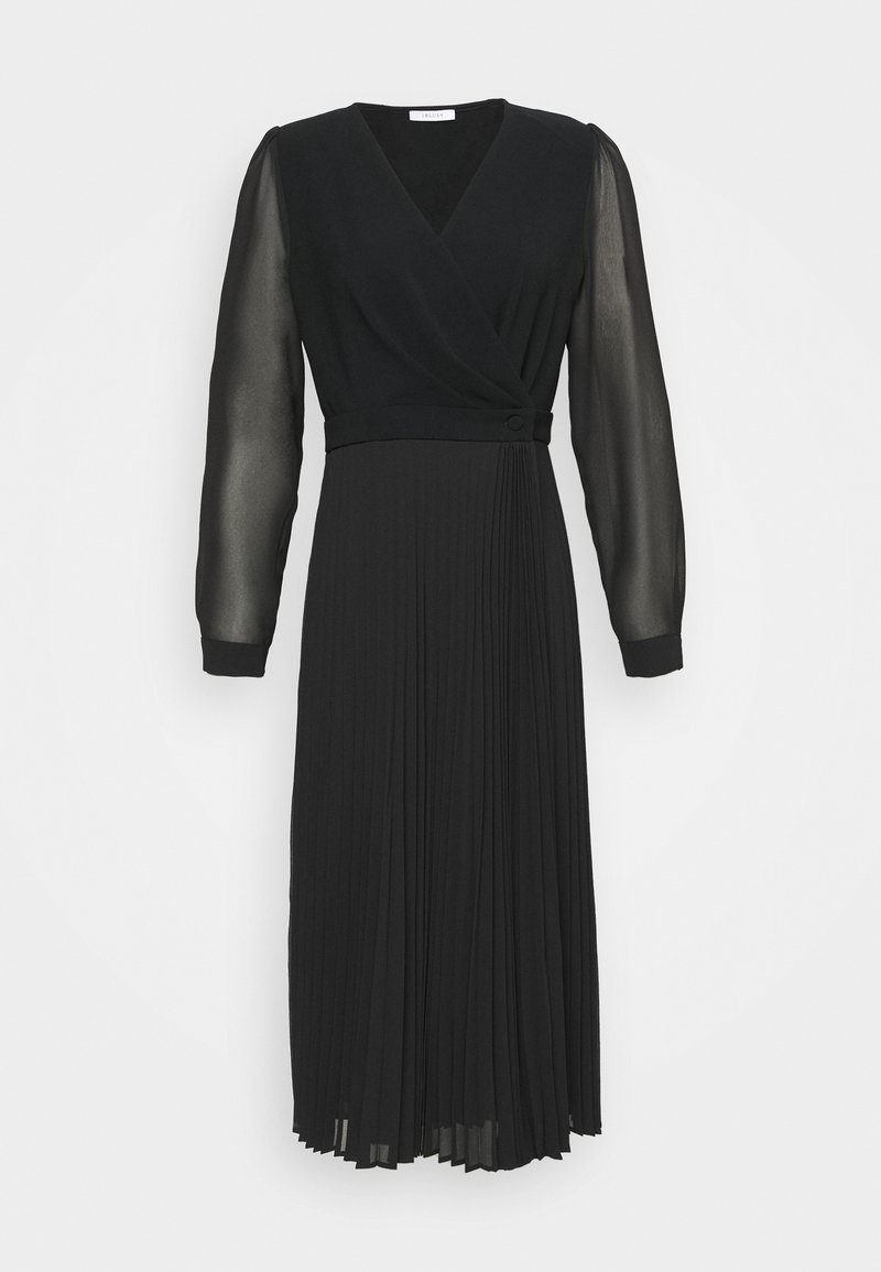 Robe portefeuille noire avec manches longues transparentes, jupe plissée et col en V. Comprend un bouton à la taille pour une silhouette cintrée.