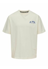 Kræmfaret kortærmet t-shirt i cremefarve med rund hals og blåt grafisk tekst "OS. ATHL" på venstre bryst. Lavet af blødt bomuldsblandingsstof.
