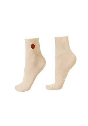 Beige enkelsokken tot aan de enkel, waarvan één een geborduurd klein bruin hondenhoofdje bij de boord toont, geribbelde structuur.