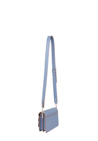 Borsa a tracolla in pelle blu chiaro con tracolla regolabile e cuciture arancioni a contrasto. Presenta un design strutturato con chiusura a patta.