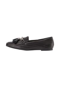 Mocasini din piele țesută neagră, cu talpă plată, ciucuri decorativi și un accent din metal argintiu în față.