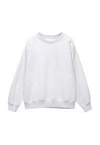 Hellgrauer Rundhalsausschnitt-Pullover mit langen Ärmeln sowie gerippten Bündchen und Saum, flach auf einem weißen Hintergrund präsentiert.