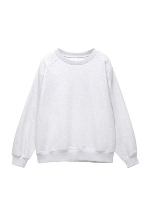 Lichtgrijze crewneck sweatshirt met lange mouwen en geribde manchetten en onderkant, plat weergegeven op een witte achtergrond.