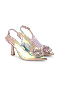 Zapatos de tacón slingback con material translúcido iridiscente, punta afilada y acentos decorativos de cristal en el empeine. Presentan un tacón bloque moderado.