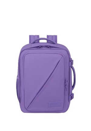 Zaino rettangolare viola con una tasca frontale con zip diagonale, spallacci imbottiti, manici superiore e laterali, e una piccola etichetta del marchio.