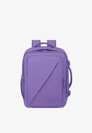Zaino rettangolare viola con una tasca frontale con zip diagonale, spallacci imbottiti, manici superiore e laterali, e una piccola etichetta del marchio.