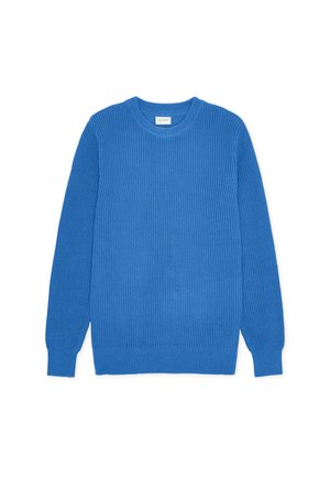 Μπλε πλεκτό πουλόβερ με ριμπ υφή, στρογγυλή λαιμόκοψη και μακριά μανίκια. Το τελείωμα και οι μανσέτες είναι επίσης ριμπ για επιπλέον λεπτομέρεια.