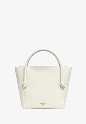 Borsa tote in pelle bianca texturizzata con manici arrotondati, dettagli a nodo dorato e piccolo logo "TWINSET" dorato al centro in basso.