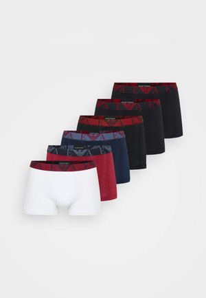 Satz von sechs Boxer Shorts in Schwarz, Blau, Rot und Weiß, mit elastischen Taillenbändern mit Logomustern und glatter Stoffoberfläche.