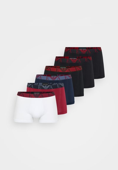 Satz von sechs Boxer Shorts in Schwarz, Blau, Rot und Weiß, mit elastischen Taillenbändern mit Logomustern und glatter Stoffoberfläche.