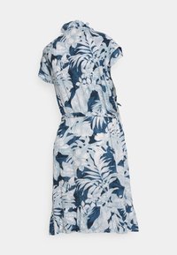 Vestido de manga curta com um fundo azul-marinho escuro adornado por padrões florais tropicais brancos, com um colarinho franzido e uma cintura ajustada.