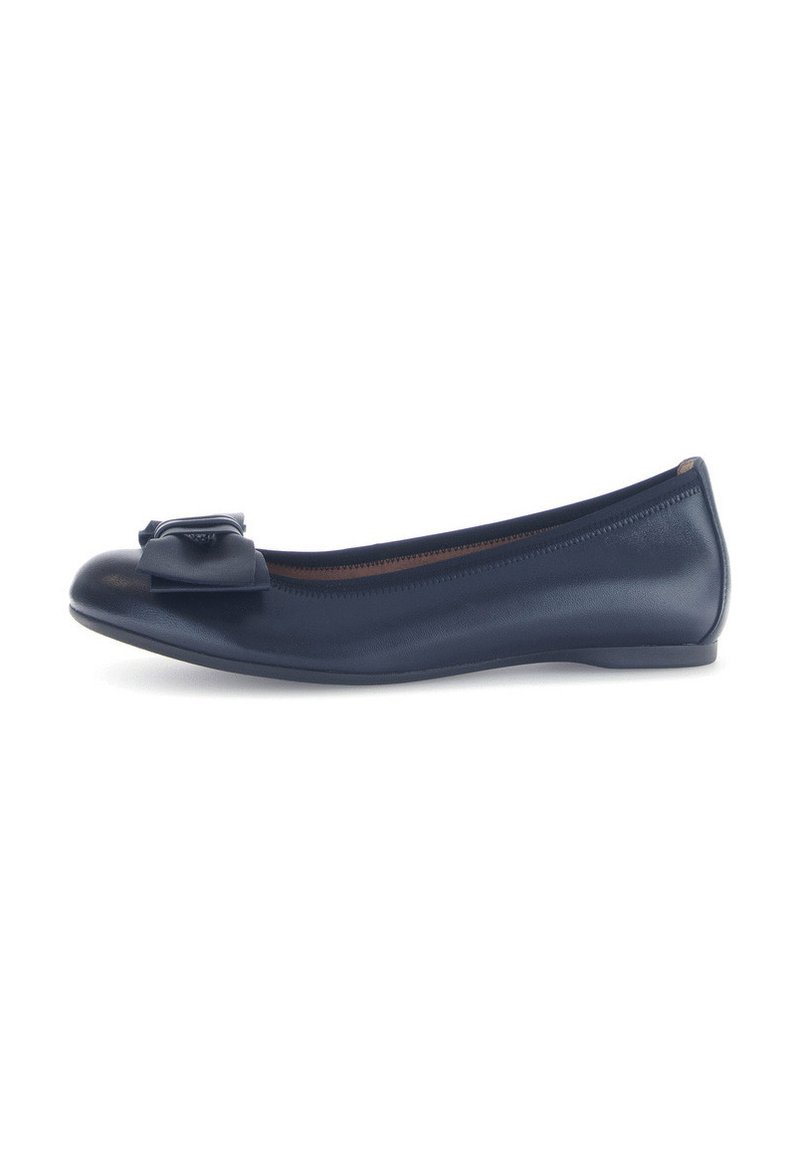 Ballerine in pelle blu navy con punta arrotondata e un fiocco decorativo sul fronte, caratterizzate da una texture liscia e un design minimalista.