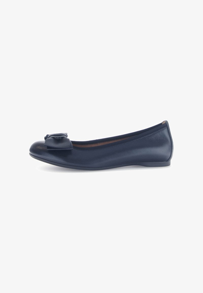 Ballerine in pelle blu navy con punta arrotondata e un fiocco decorativo sul fronte, caratterizzate da una texture liscia e un design minimalista.
