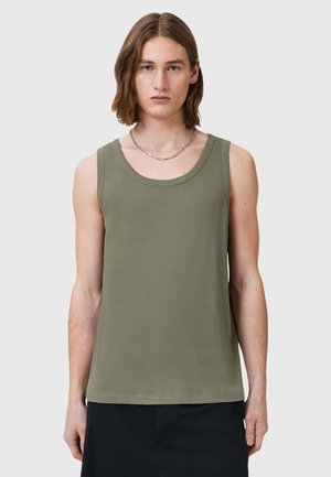 Oliven grøn tanktop med rund udskæring, lavet af blødt stof. Har brede skulderstropper og en lige kant. Enkel, sømløs design.