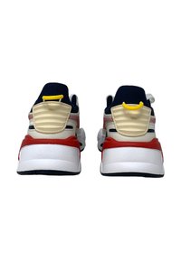 Sneakers con tomaia blu navy, accenti crema, intersuola rossa e linguetta del tallone gialla. Retro texturizzato con design del tallone pronunciato. Suola nera.