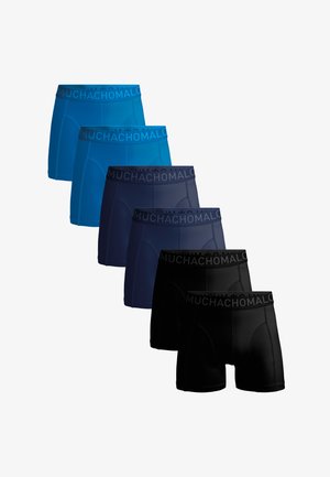 Zes boxershorts voor mannen in verloopkleuren van blauw naar zwart met gebreide taillebanden, gerangschikt in een geordende lijn.
