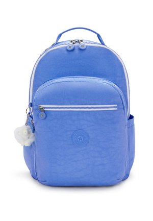 Hellblaue Rucksack mit strukturierter Oberfläche, geschwungenem Design, vorderer Reißverschlusstasche, seitlicher Netz-Tasche und einem weißen, flauschigen Schlüsselanhänger.