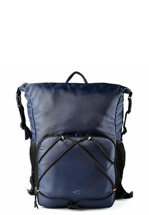 Mochila azul oscuro con cuerdas elásticas delanteras, bolsillos laterales de malla, correas de hombro acolchadas y asa superior para llevar.