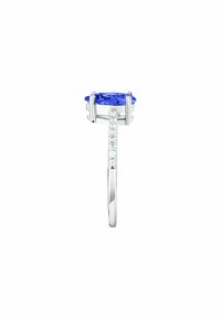 Anello in argento con una grande pietra ovale blu, con piccole gemme bianche incastonate lungo la fascia, finitura liscia e lucida, design minimalista.