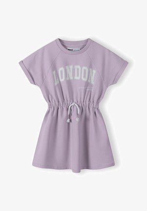 Fioletowa sukienka z raglanowymi rękawami, elastycznym pasem ze sznurkiem oraz napisem "LONDYN" nadrukowanym na białym tle na klatce piersiowej.
