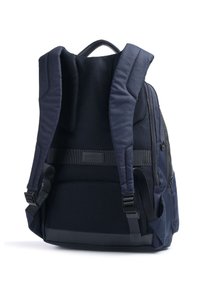 Zaino blu navy con spallacci in rete imbottita, corpo testurizzato, fibbie regolabili e tasche laterali. Presenta una maniglia superiore per un facile trasporto.