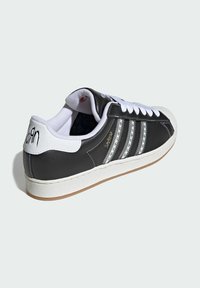 adidas Originals SUPERSTAR KORN - Tenisice - core black transl better scarlet