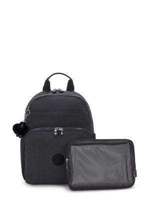 Zaino nero con tasca frontale e portachiavi a forma di scimmia, mostrato accanto a una pochette nera con zip in rete per una conservazione organizzata.