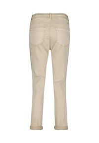 Beige bomuldsbukser med en tapered fit, optrukne manchetter og to baglommer. Glat tekstur og afslappet design.