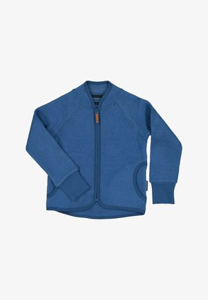Blå fleecejakke med lynlås foran, rund krave og to sidelommer. Har ribbede manchetter og kant, med en glat tekstur.