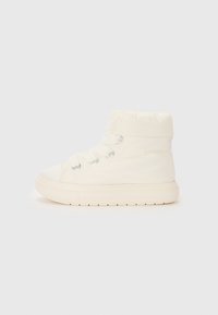Weißes gepolstertes Hochtop-Sneaker mit runder Spitze, Schnürverschluss und Gummisohle; verfügt über silberne Ösen und eine glatte Textur.