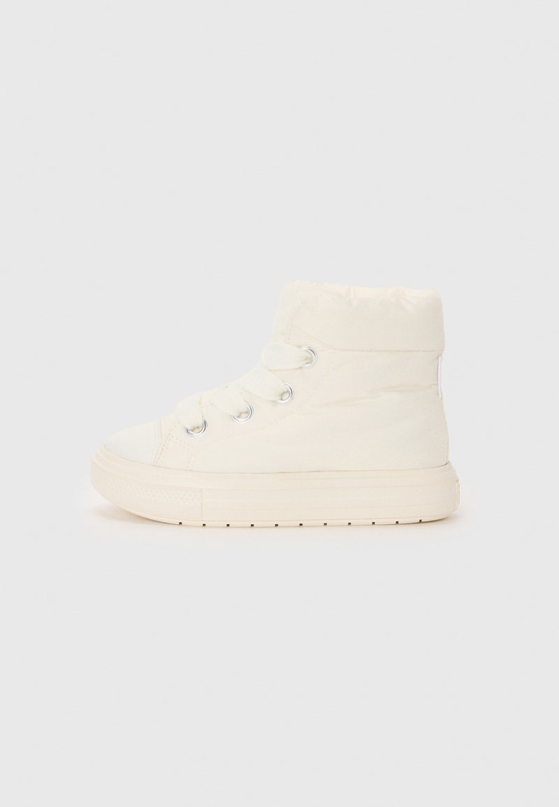 Weißes gepolstertes Hochtop-Sneaker mit runder Spitze, Schnürverschluss und Gummisohle; verfügt über silberne Ösen und eine glatte Textur.