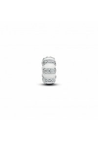 Silber Schmuckanhänger mit zylindrischer Form, der drei horizontale Reihen klarer Edelsteine auf glatten und strukturierten Bändern zeigt.