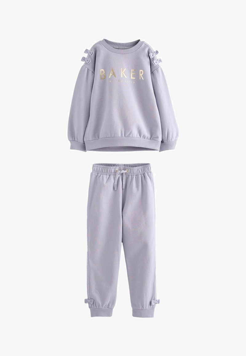 Hellblau-lila Zweiteiler mit einem langärmeligen Sweatshirt, auf dem "BAKER" in Gold steht, sowie einer Hose mit Kordelzugbund und Schleifenakzenten an den Bündchen.