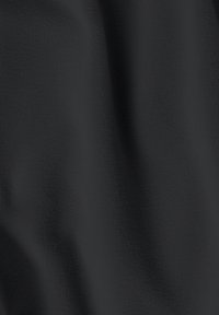 Zwart gestructureerd textiel met een gladde afwerking, met subtiele schaduwwerking en een gelijkmatige, gedrapeerde uitstraling over het oppervlak.