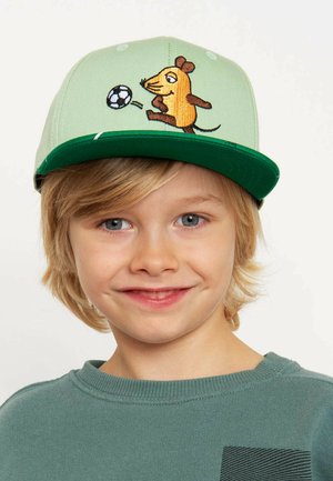 Grüne Baseballmütze mit einem gestickten braunen und orangefarbenen Maus, die einen schwarz-weißen Fußball tritt, mit einem grünen Schirm und einem pastellfarbenen Körper.
