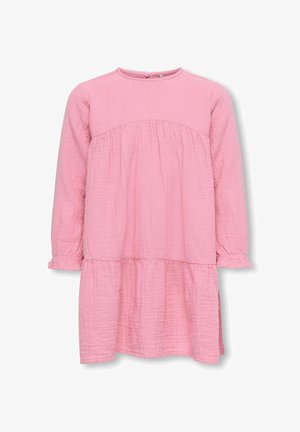 Robe longue à manches longues rose en tissu texturé, avec un corsage froncé et une jupe à volants. Encolure ronde avec une fermeture à bouton.
