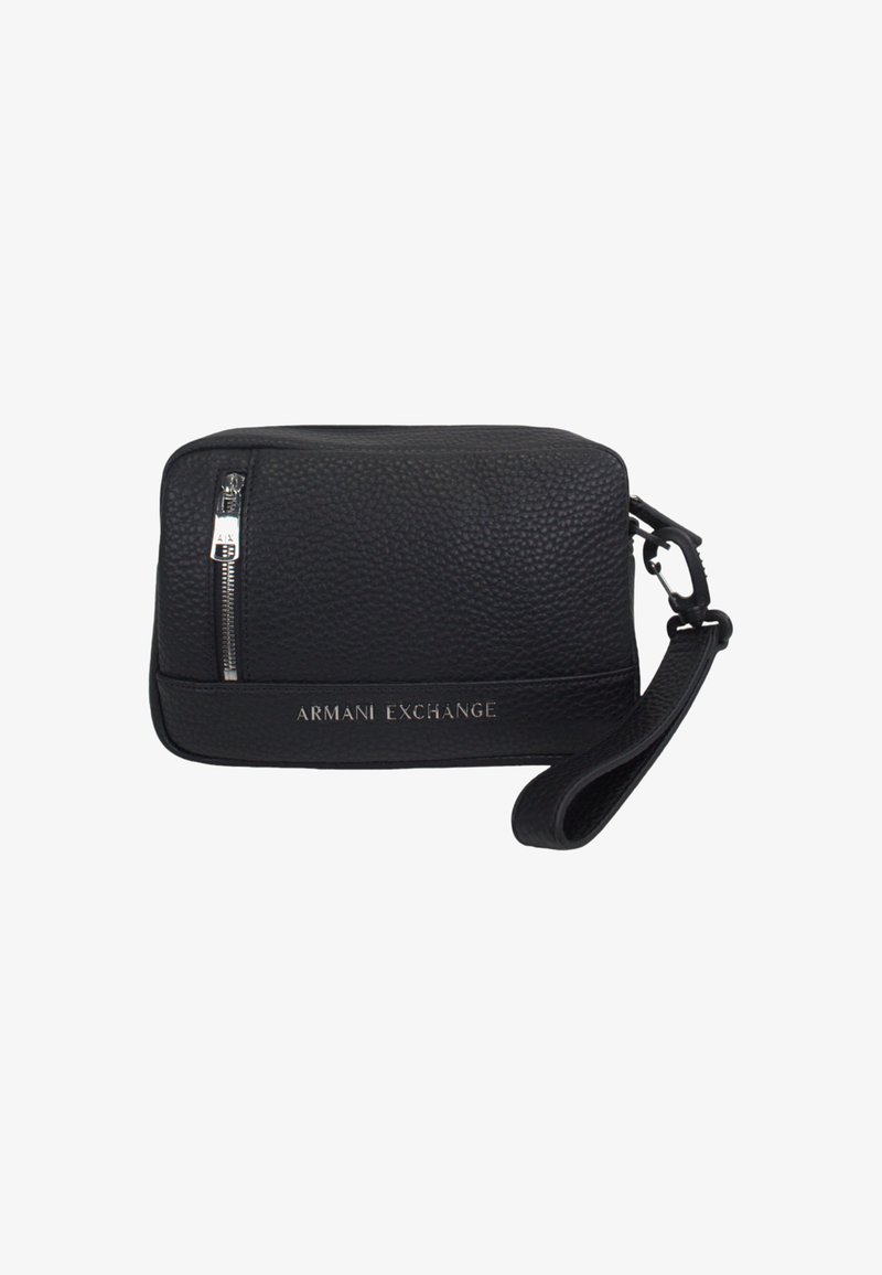 Svart skinncrossbody-veske med teksturert overflate, glidelåslomme og preget "Armani Exchange"-logo på fronten. Justerbar stropp inkludert.